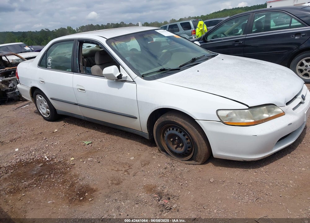 2000 HONDA ACCORD 2.3 LX VIN: 1HGCG5641YA131445