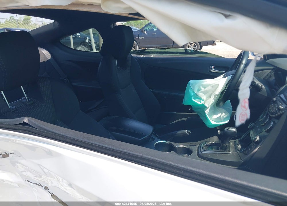 2016 HYUNDAI GENESIS VIN: KMHHT6KJ9GU131607
