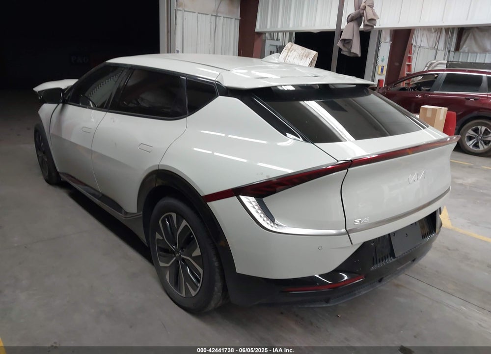 2022 KIA EV6 VIN: KNDC34LA8N5056956