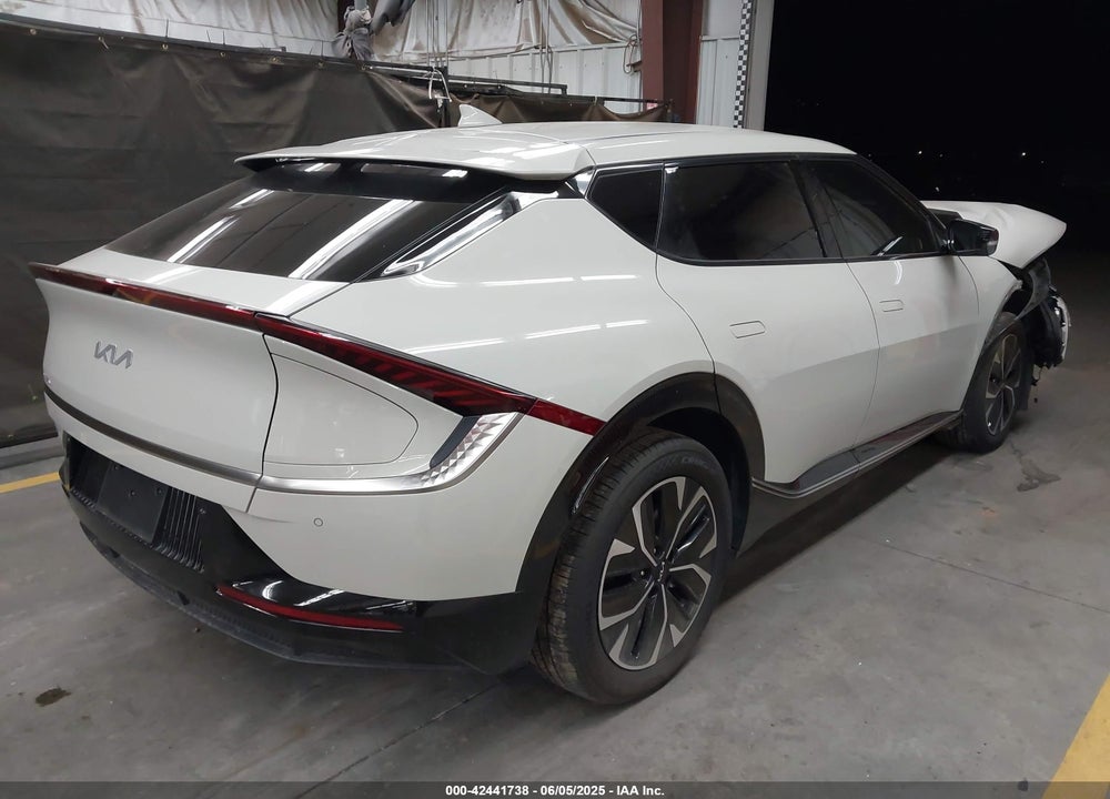 2022 KIA EV6 VIN: KNDC34LA8N5056956