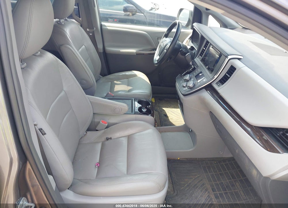 2017 TOYOTA SIENNA XLE 8 PASSENGER VIN: 5TDYZ3DC1HS767802