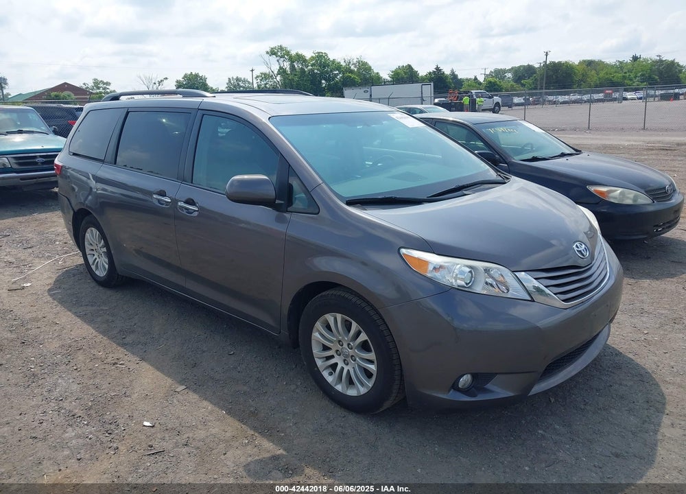 2017 TOYOTA SIENNA XLE 8 PASSENGER VIN: 5TDYZ3DC1HS767802