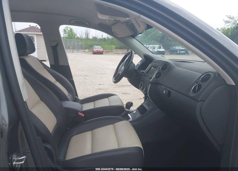 2016 VOLKSWAGEN TIGUAN VIN: WVGBV7AX4GW600117