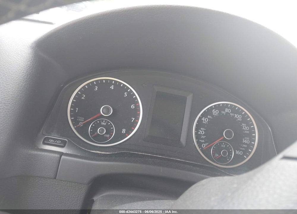 2016 VOLKSWAGEN TIGUAN VIN: WVGBV7AX4GW600117