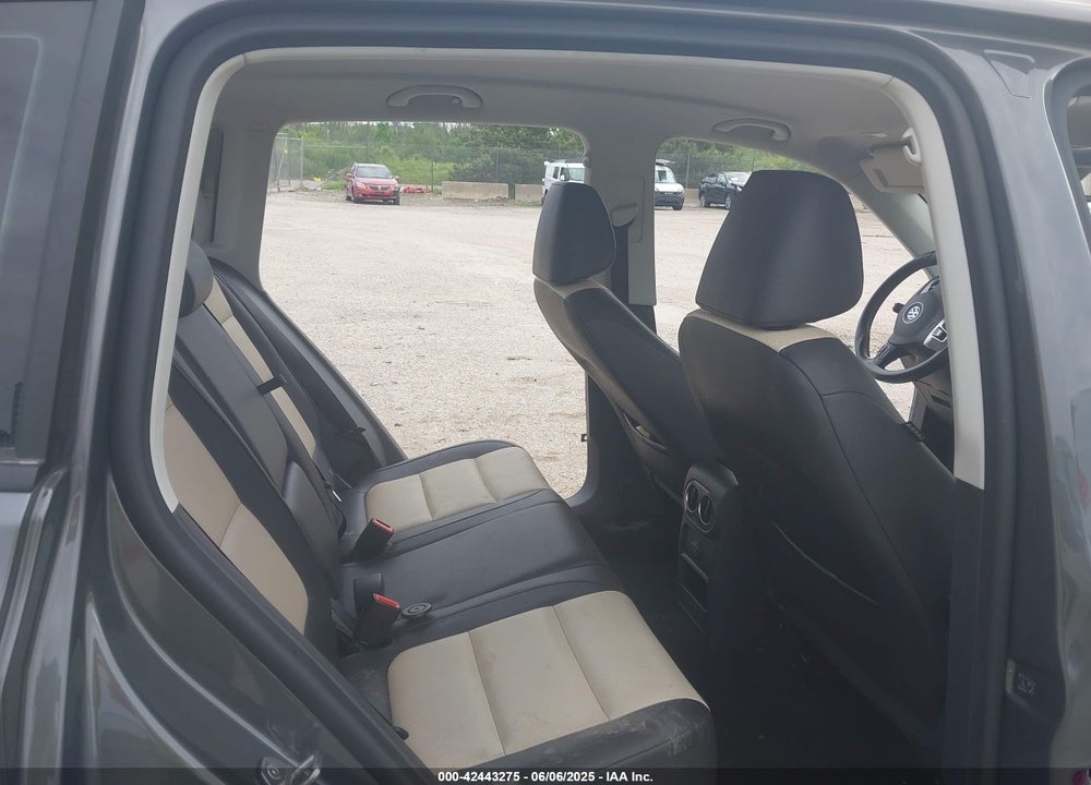 2016 VOLKSWAGEN TIGUAN VIN: WVGBV7AX4GW600117
