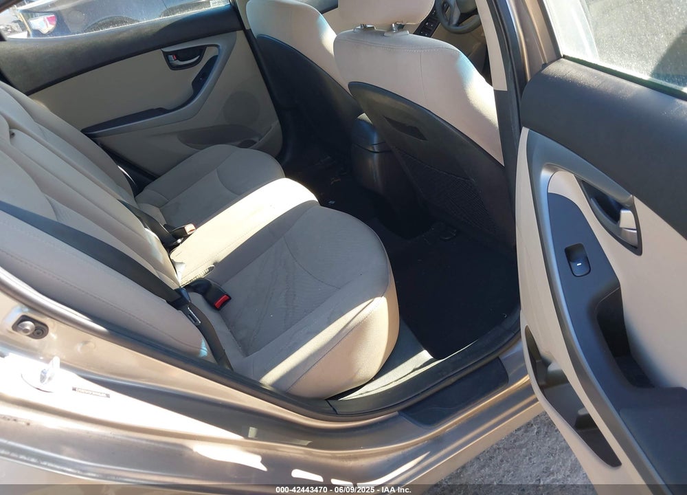 2014 HYUNDAI ELANTRA VIN: 5NPDH4AE4EH526573