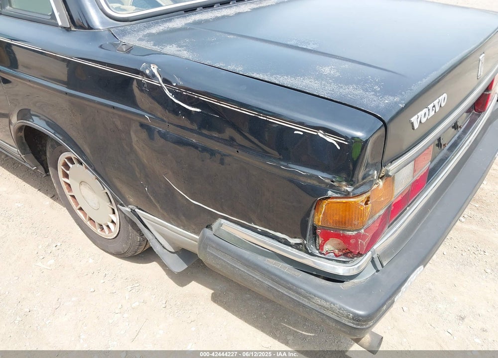1990 VOLVO 240 DL VIN: YV1AA8844L1392271