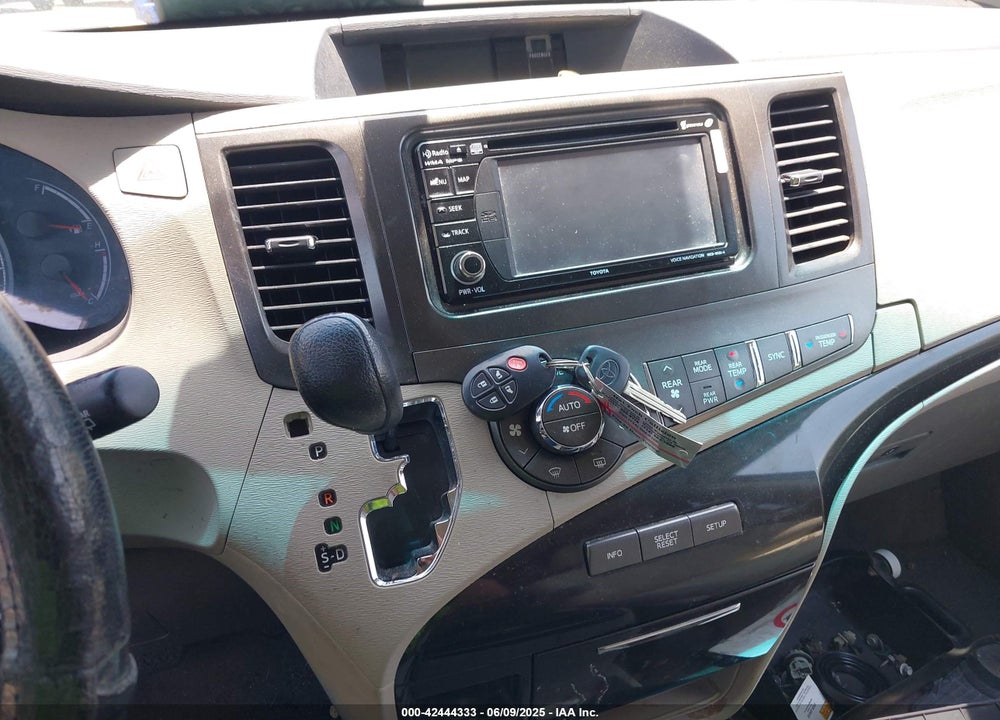 2013 TOYOTA SIENNA LE V6 8 PASSENGER VIN: 5TDKK3DC9DS287642