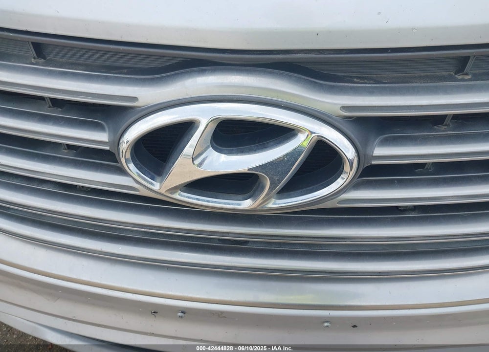 2017 HYUNDAI SANTA FE VIN: KM8SMDHF9HU224820