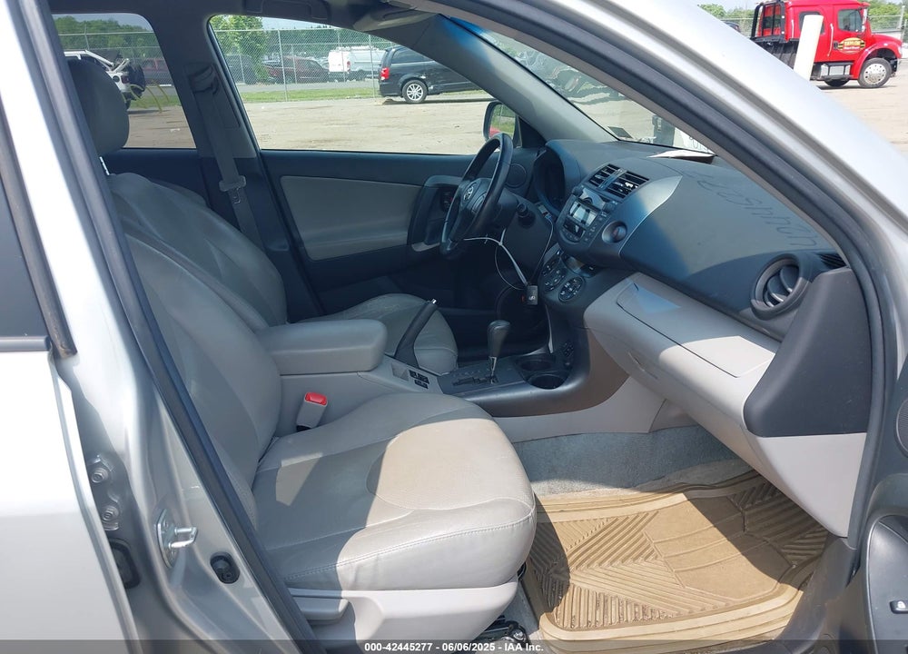 2011 TOYOTA RAV4 VIN: 2T3DF4DV5BW102695