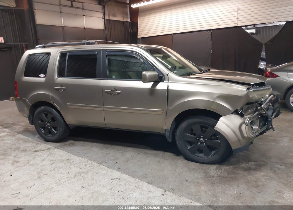2011 HONDA PILOT EX VIN: 5FNYF4H46BB105596