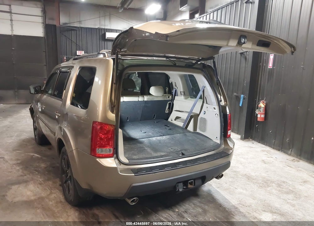 2011 HONDA PILOT EX VIN: 5FNYF4H46BB105596