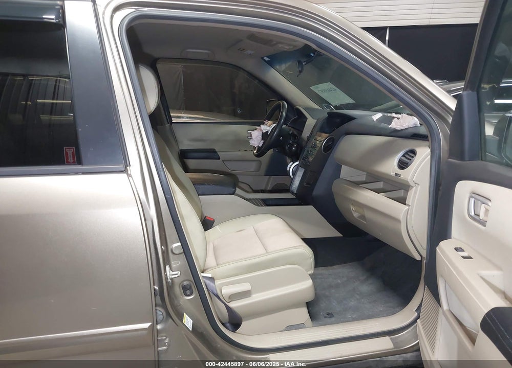 2011 HONDA PILOT EX VIN: 5FNYF4H46BB105596