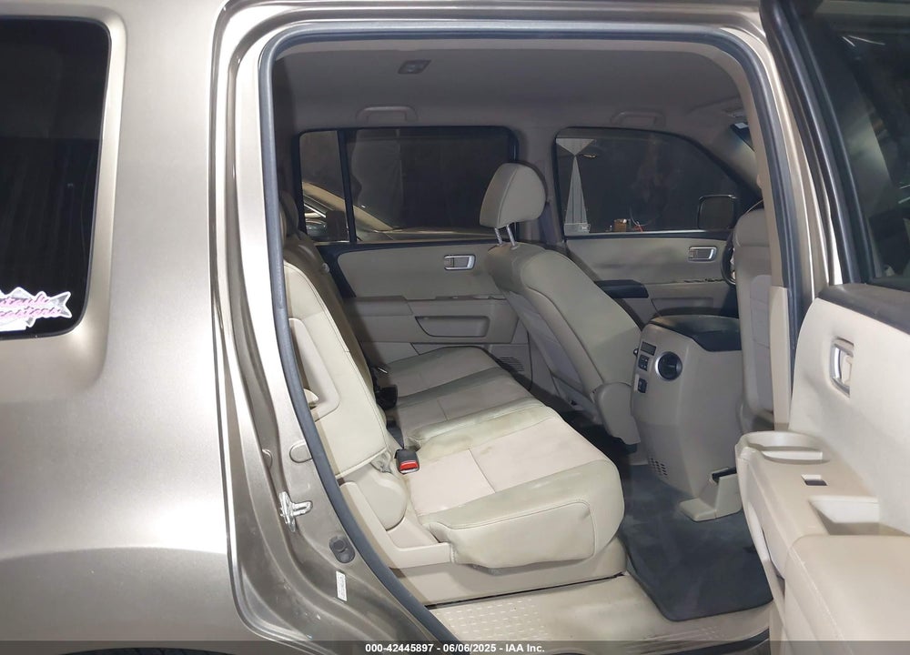 2011 HONDA PILOT EX VIN: 5FNYF4H46BB105596