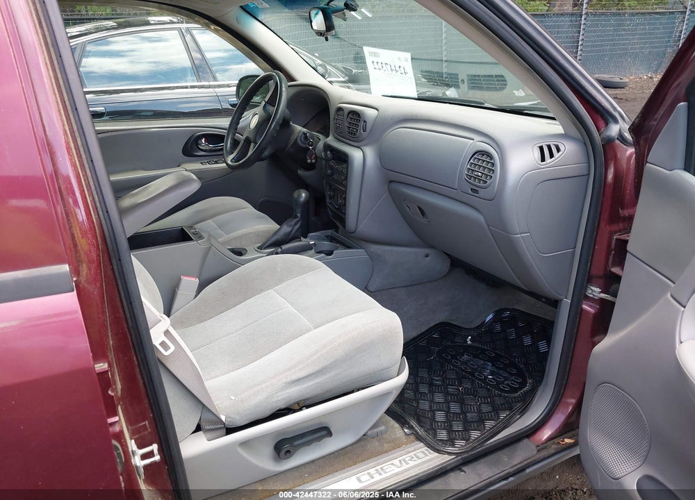2005 CHEVROLET TRAILBLAZER LS VIN: 1GNDT13S752256537
