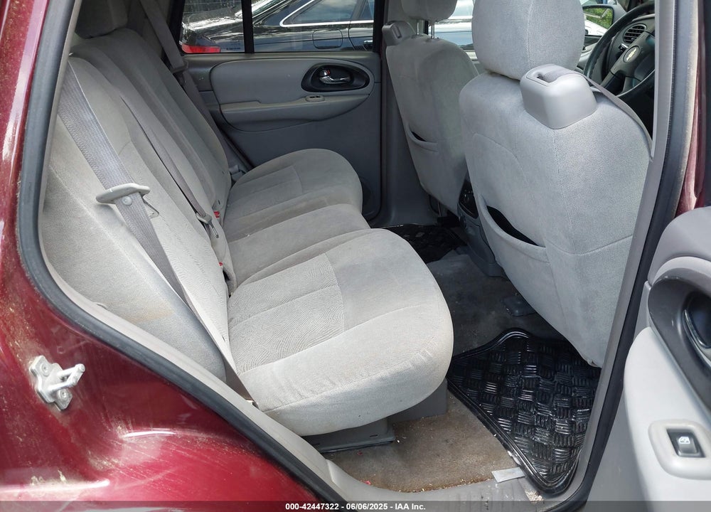 2005 CHEVROLET TRAILBLAZER LS VIN: 1GNDT13S752256537