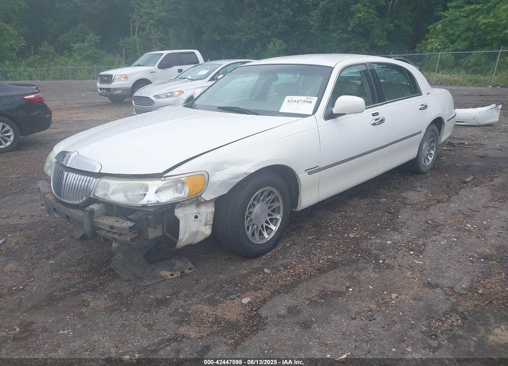 2002 LINCOLN TOWN CAR SIG. PREM./SIGNATURE VIN: 1LNHM82W12Y656800
