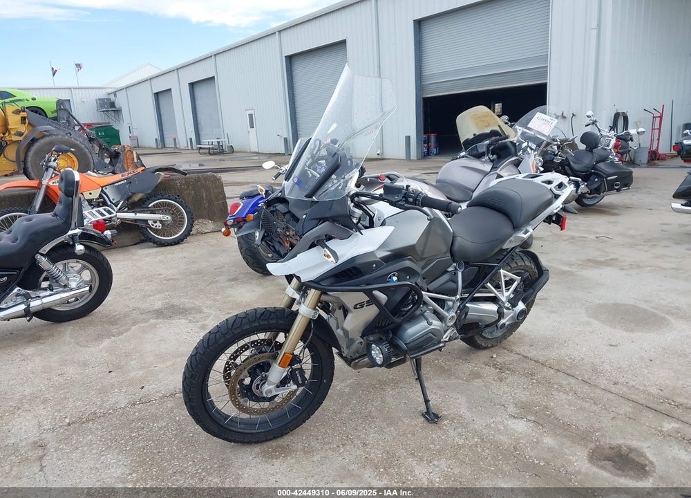 2017 BMW R1200 GS VIN: WB10A6100HZ656248