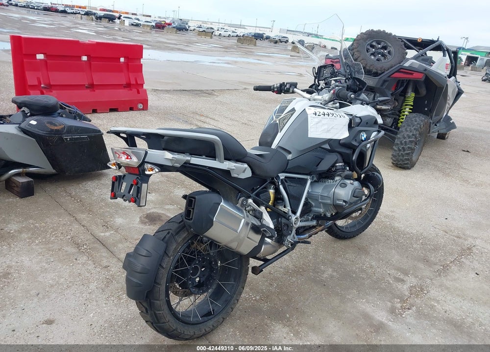 2017 BMW R1200 GS VIN: WB10A6100HZ656248