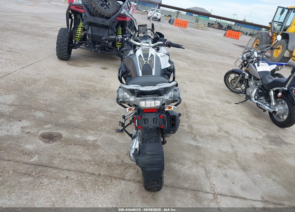 2017 BMW R1200 GS VIN: WB10A6100HZ656248