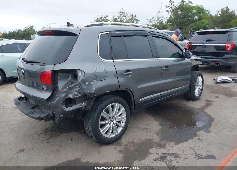 2016 VOLKSWAGEN TIGUAN VIN: WVGBV7AX0GW581209