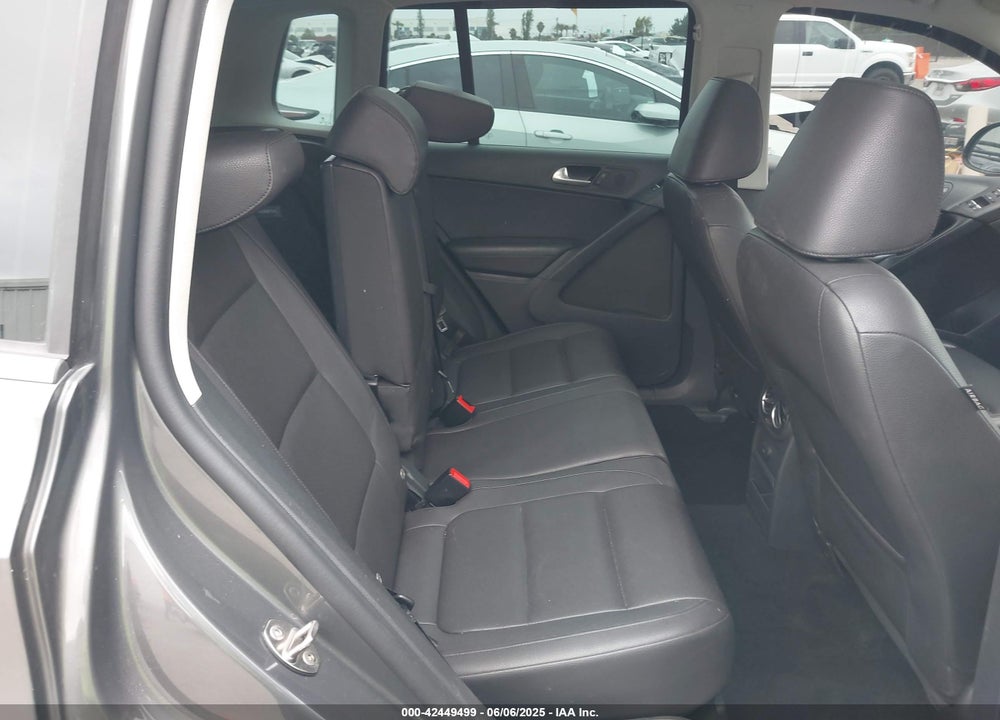 2016 VOLKSWAGEN TIGUAN VIN: WVGBV7AX0GW581209