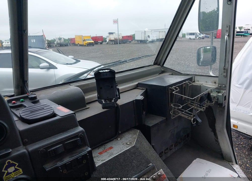 2001 FREIGHTLINER CHASSIS M LINE WALK-IN VAN VIN: 4UZAANBW31CH53133
