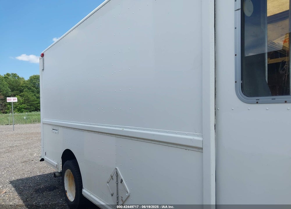2001 FREIGHTLINER CHASSIS M LINE WALK-IN VAN VIN: 4UZAANBW31CH53133