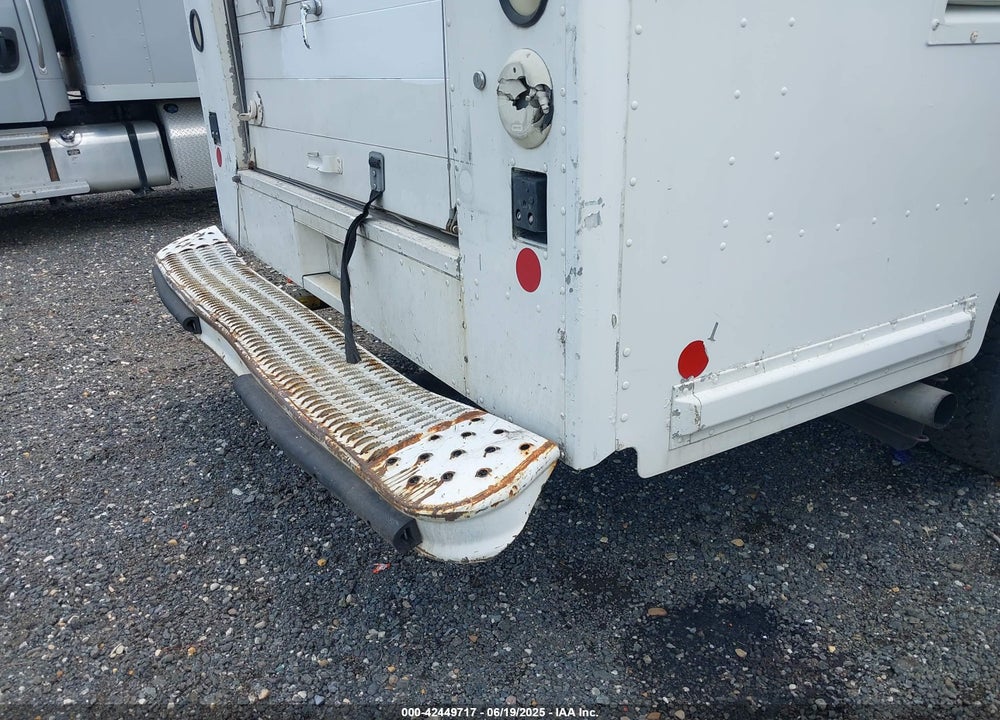 2001 FREIGHTLINER CHASSIS M LINE WALK-IN VAN VIN: 4UZAANBW31CH53133
