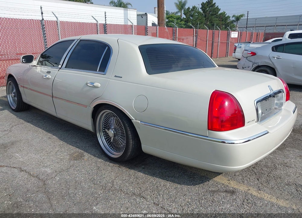 2007 LINCOLN TOWN CAR SIGNATURE VIN: 1LNHM81W37Y633866
