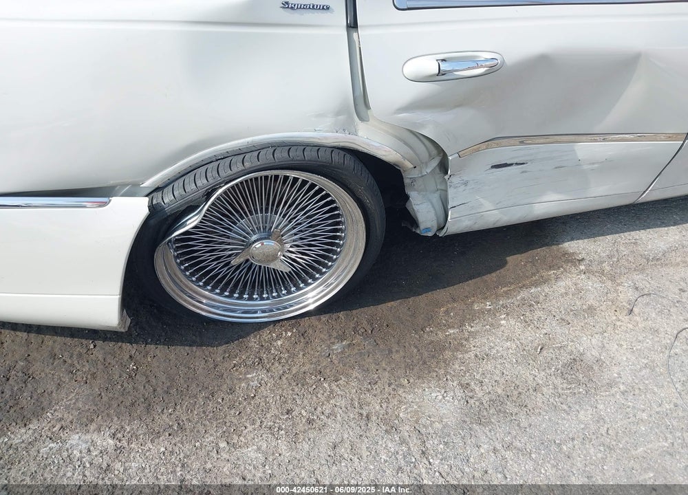2007 LINCOLN TOWN CAR SIGNATURE VIN: 1LNHM81W37Y633866