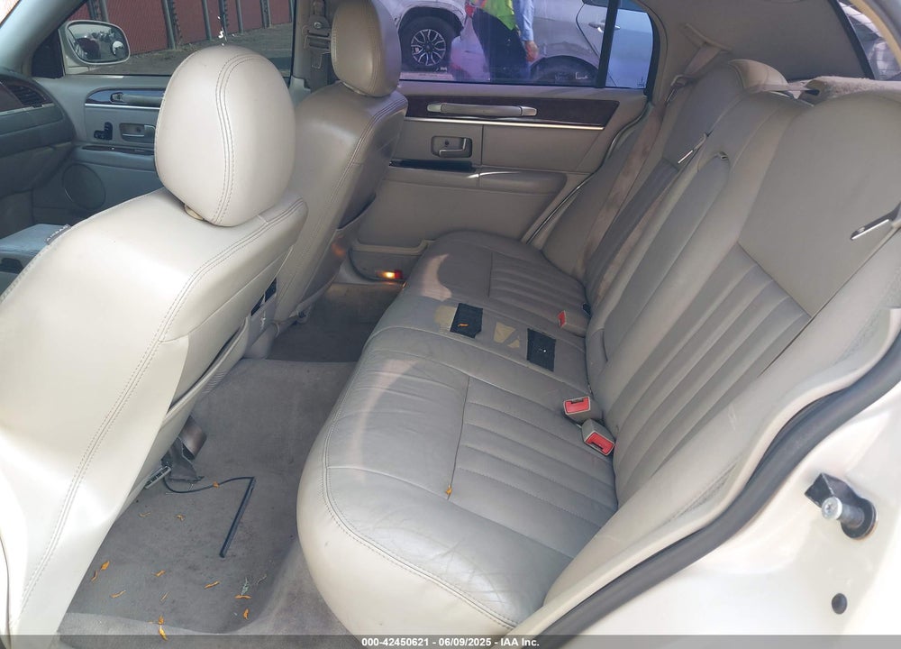 2007 LINCOLN TOWN CAR SIGNATURE VIN: 1LNHM81W37Y633866