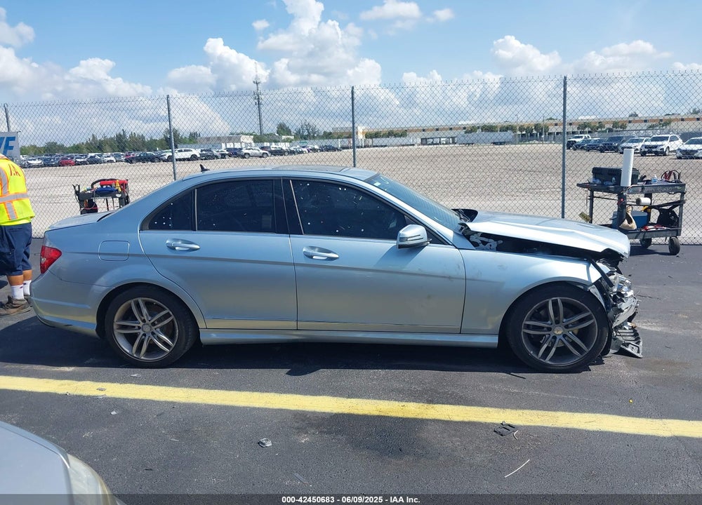 2013 MERCEDES-BENZ C 250 LUXURY/SPORT VIN: WDDGF4HB8DR272457