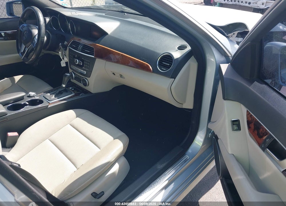 2013 MERCEDES-BENZ C 250 LUXURY/SPORT VIN: WDDGF4HB8DR272457