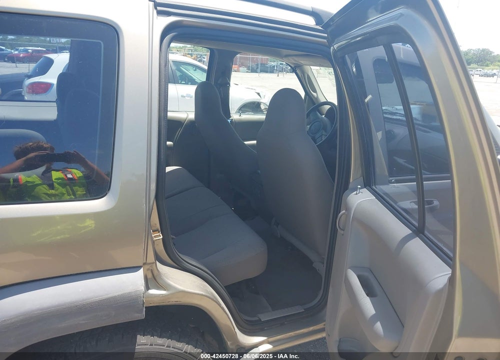 2004 JEEP LIBERTY SPORT VIN: 1J4GK48K34W323784