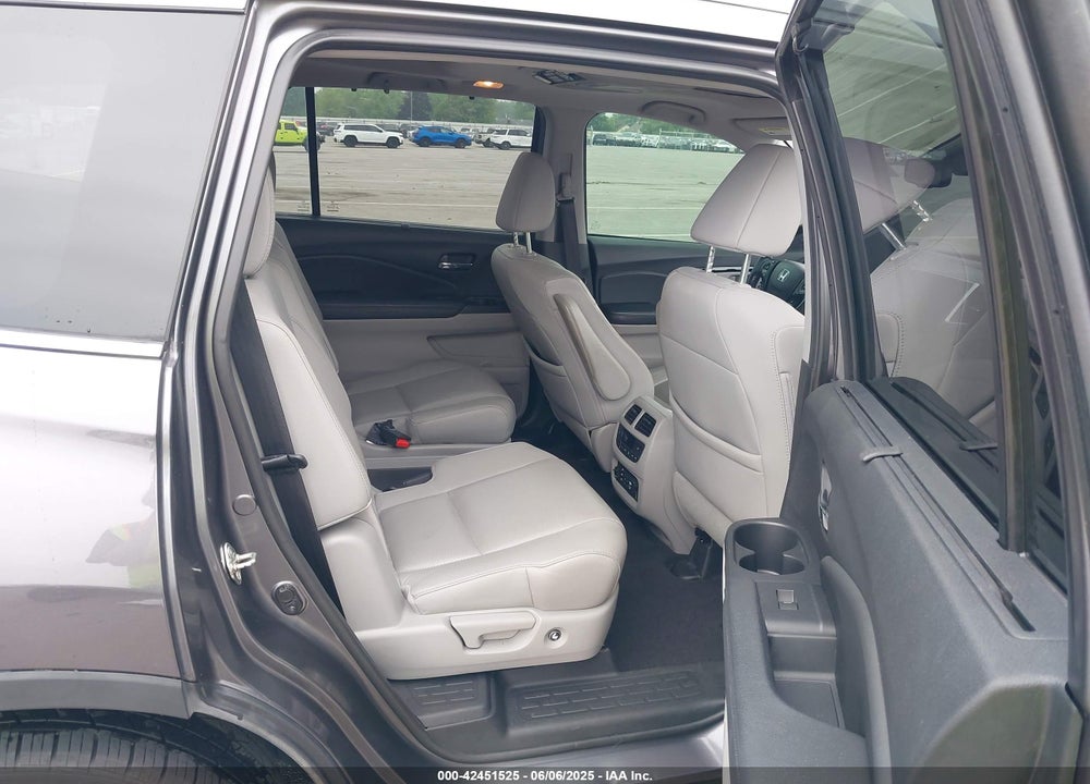 2017 HONDA PILOT VIN: 5FNYF6H06HB020680