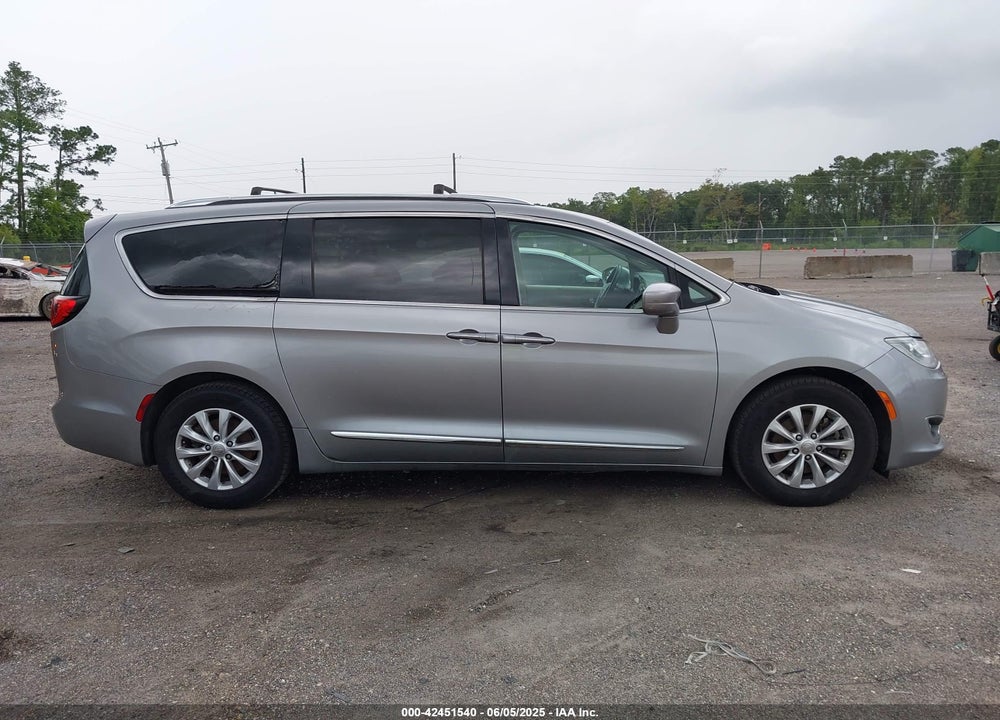 2018 CHRYSLER PACIFICA TOURING L VIN: 2C4RC1BG0JR142225