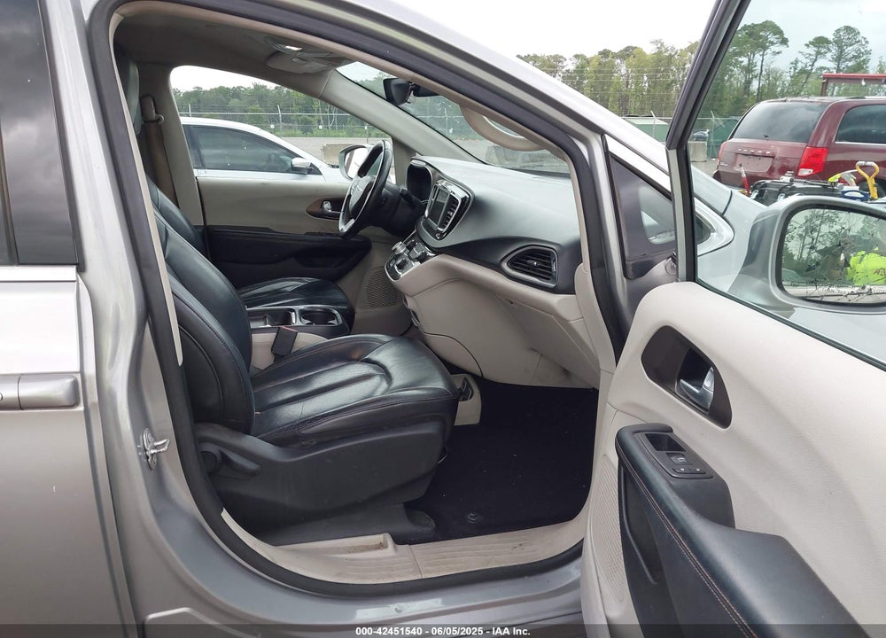 2018 CHRYSLER PACIFICA TOURING L VIN: 2C4RC1BG0JR142225