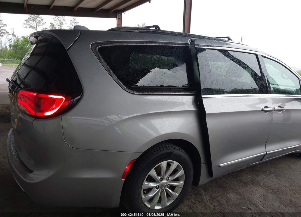 2018 CHRYSLER PACIFICA TOURING L VIN: 2C4RC1BG0JR142225