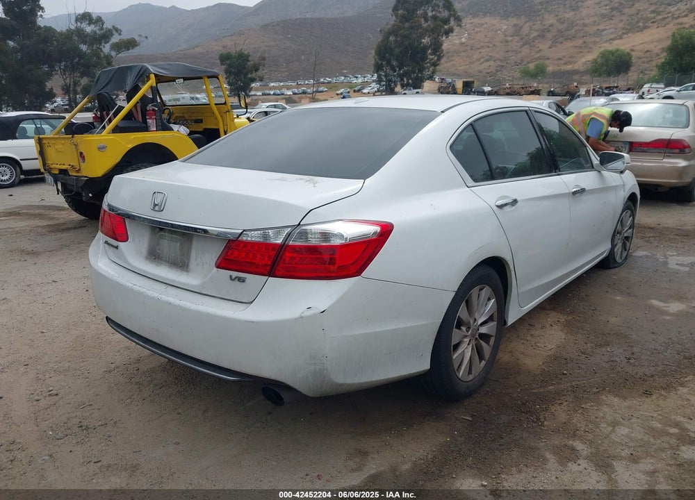 2015 HONDA ACCORD EX-L V-6 VIN: 1HGCR3F84FA028227