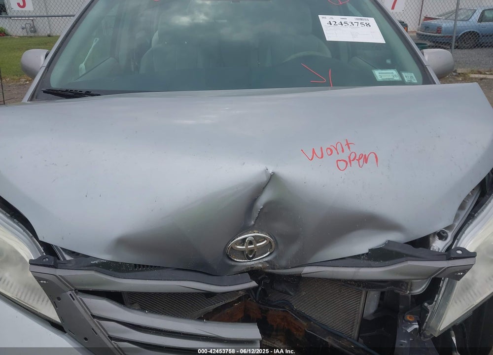 2013 TOYOTA SIENNA XLE V6 8 PASSENGER VIN: 5TDYK3DC6DS398823
