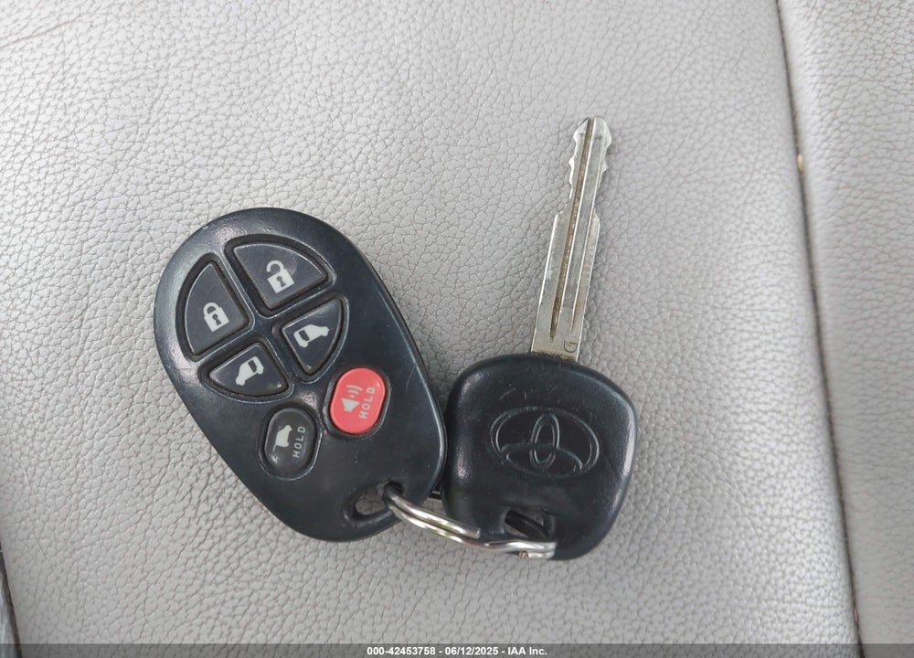 2013 TOYOTA SIENNA XLE V6 8 PASSENGER VIN: 5TDYK3DC6DS398823