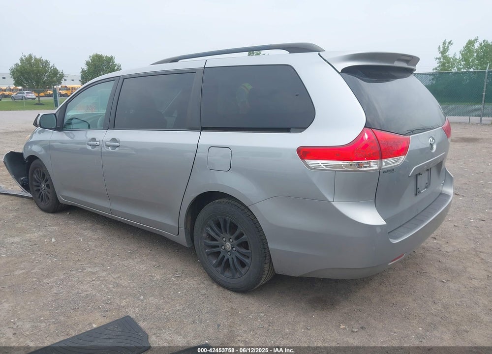 2013 TOYOTA SIENNA XLE V6 8 PASSENGER VIN: 5TDYK3DC6DS398823