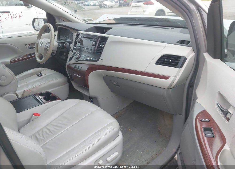 2013 TOYOTA SIENNA XLE V6 8 PASSENGER VIN: 5TDYK3DC6DS398823