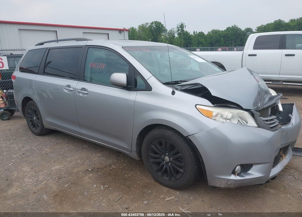2013 TOYOTA SIENNA XLE V6 8 PASSENGER VIN: 5TDYK3DC6DS398823