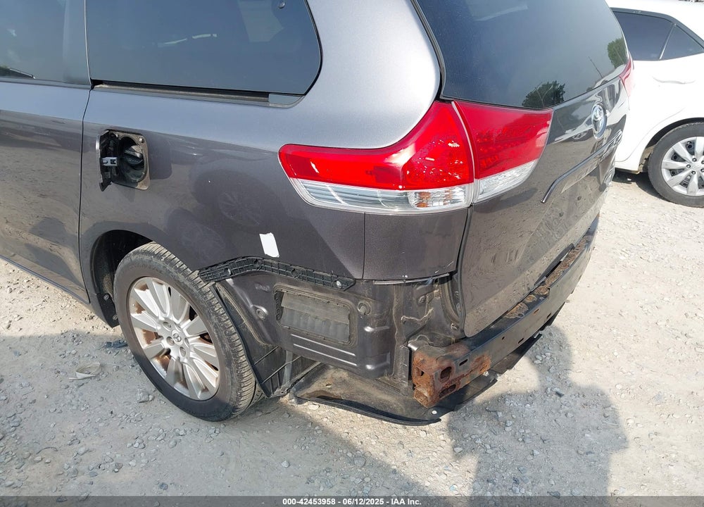 2011 TOYOTA SIENNA XLE VIN: 5TDDK3DCXBS005806