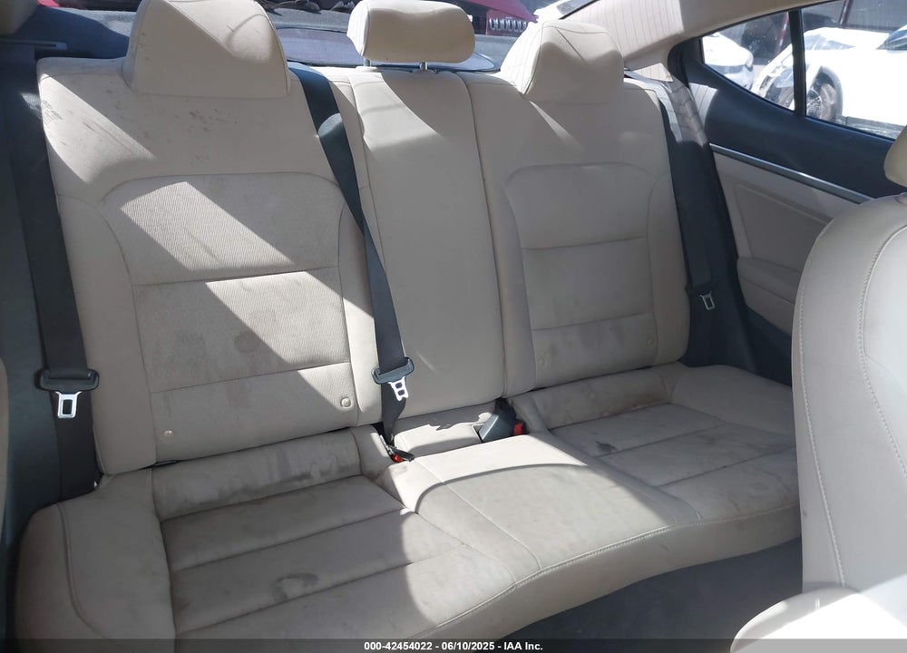 2017 HYUNDAI ELANTRA VIN: KMHD84LF7HU192289