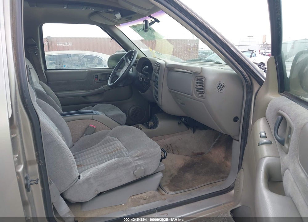 1998 CHEVROLET BLAZER LS VIN: 1GNDT13W3W2188709