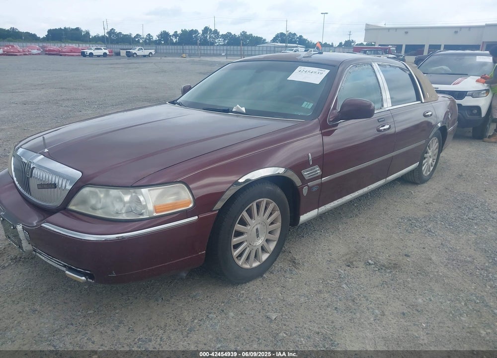 2003 LINCOLN TOWN CAR EXECUTIVE VIN: 1LNHM81W83Y621934