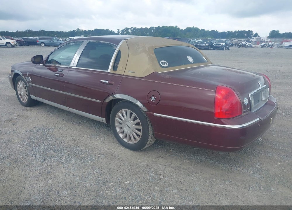 2003 LINCOLN TOWN CAR EXECUTIVE VIN: 1LNHM81W83Y621934